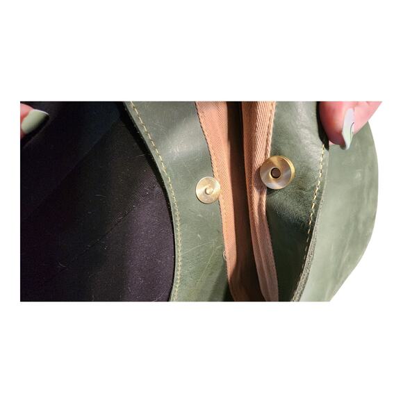 UNOETH Sasha Leather Shoulder Bag Forest Green 13" x 15" x 5.5" - Picture 5 of 6